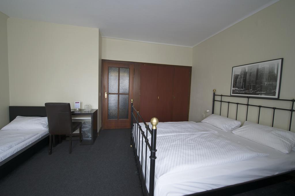 Hotel Continental Sarrebruck Habitación foto
