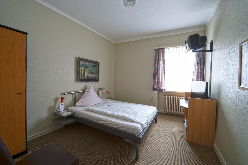 Hotel Continental Sarrebruck Habitación foto