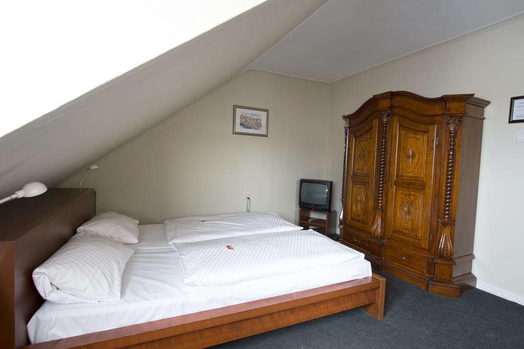 Hotel Continental Sarrebruck Habitación foto