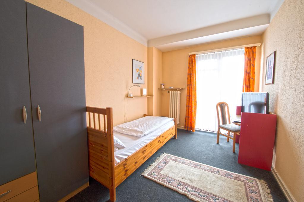 Hotel Continental Sarrebruck Habitación foto