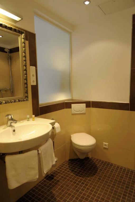Hotel Continental Sarrebruck Habitación foto